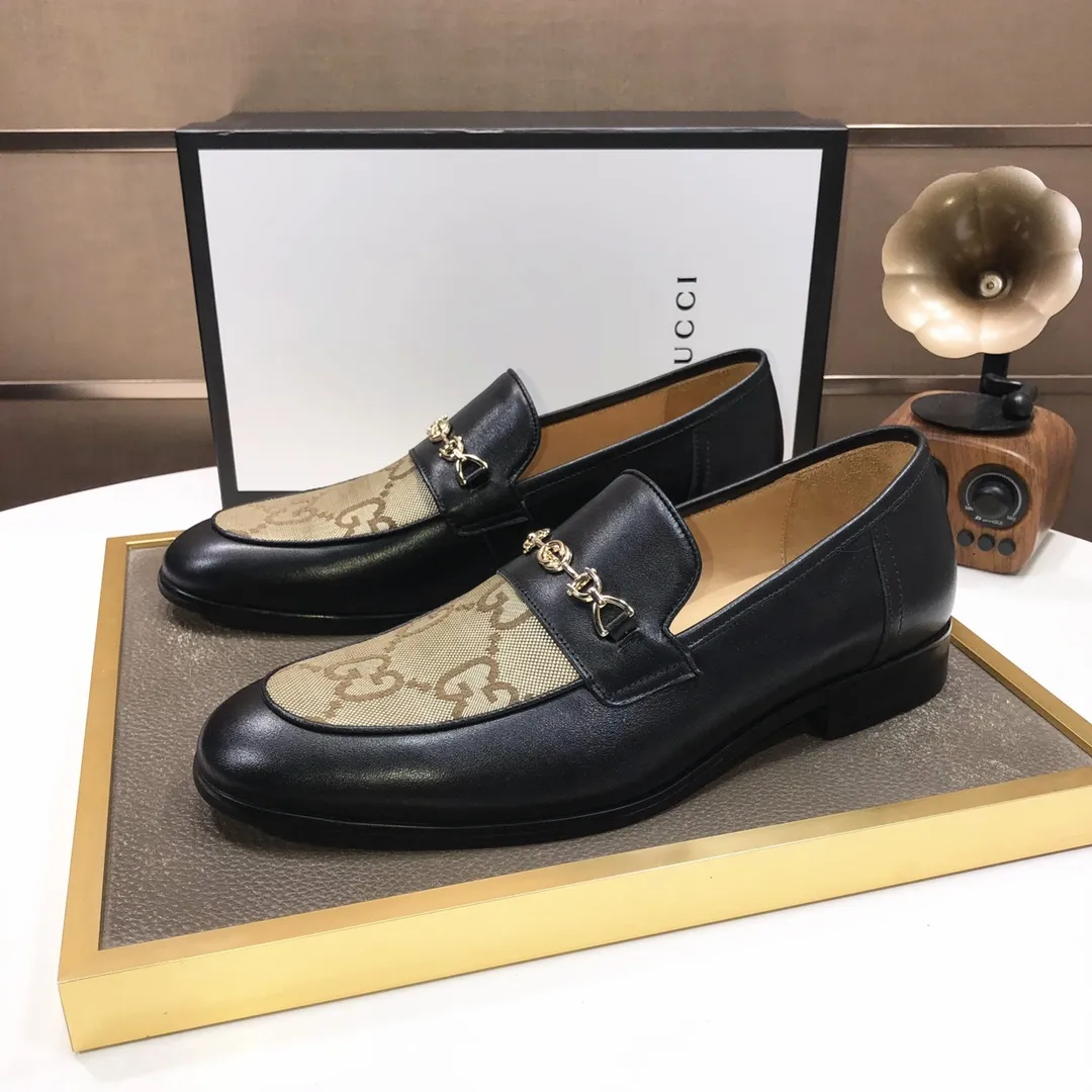 Factory batch 500💰Italy’s top luxury men’s shoe giant (GUCCI) (Gucci) (full cowhide lining) new arrival🍃Original European style🔰 Pleasant to the eye😍In order to make the shoes more durable and non-deformable🌀The production continues to follow traditional methods but there is still no lack of innovation💪The original sheepskin is selected for the leather♻️Smooth, natural and extra bright⭐Made of imported cowhide The rich man’s first choice 38-45 (45 customized)